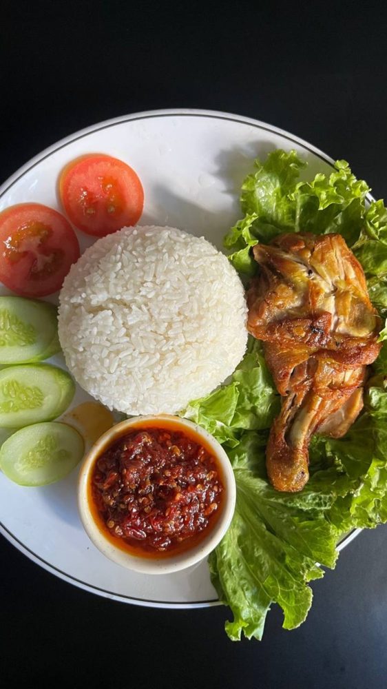 Nasi ayam penyet